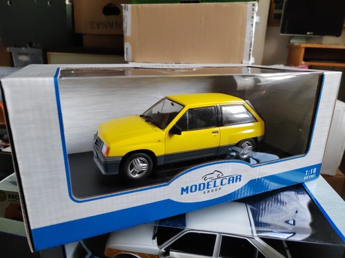 Boxed model car - 1/18,