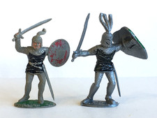 2 x TIMPO / TOYWAY 1980's. MEDIEVAL FOOT KNIGHTS.  1/32 PLASTIC SOLDIERS