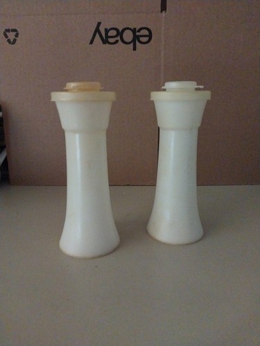 Tupperware salt pepper - salt,