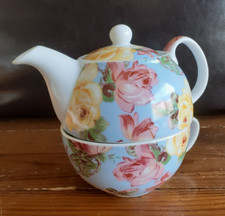 Floral motif tea pot and tea cup combination, all-in-one set, lovely condition