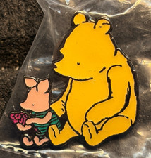 CLASSIC DISNEY WINNIE THE POOH & PIGLET LOOKING AT FLOWERS NEW SEALED PIN BADGE