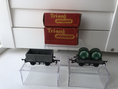 Two tri ang - wagons, wagon