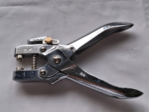 Eyelet rivet pliers tool - , punch