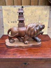 ANTIQUE LARGE DECORATIVE CHINESE HAND CARVED HARDWOOD LION & PAGODA TABLE LAMP