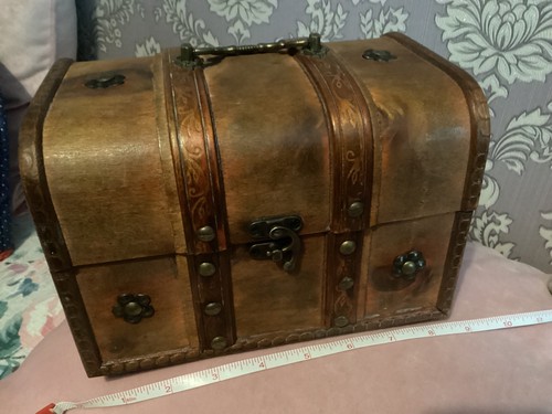 Vintage wooden trunk design - wooden,