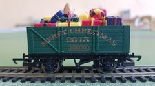 Hornby R6630 7-plank wagon Christmas 2013 with present load, green, (last one)