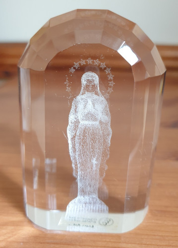 Crystal clear collectables - clear,