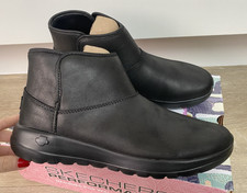 NEW BLACK SKECHERS ON THE GO