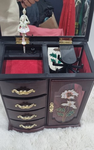 Vintage musical jewellery - musical, box