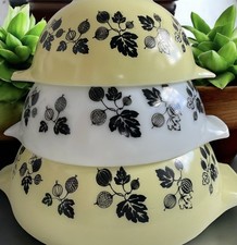 Vintage MCM Pyrex Gooseberry