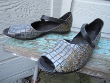 CYDWOQ Costa Open-Toe Flat Shoe EU 38.5 Women's US 8.5 Embossed Croc Pattern EUC