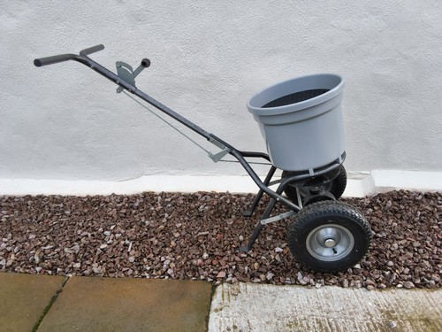 Handy 23kg broadcast spreader - 23kg,