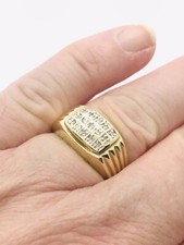 9ct GOLD DIAMOND SIGNET RING 375 GENTS LADIES  EXCELLENT CONDITION