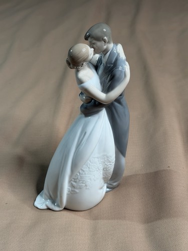 Nao lladro kiss - by,