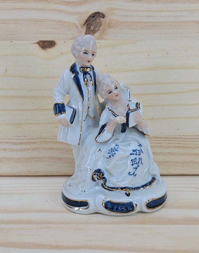 Porcelain figures reading - reading, a