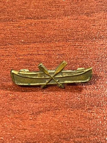 Old gold lapel pin crossed - gold,