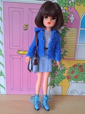 SINDY MODERN STYLE OUTFIT. SKIRT, TOP, BOOTS, BAG, CARDIGAN (NO DOLL) EXCELLENT.
