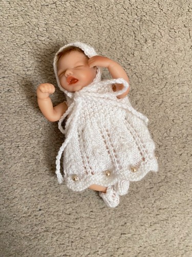 Hand knitted dolls clothes - , to