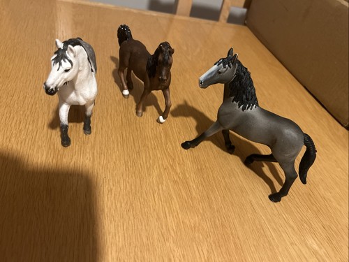 Three horse models - three,
