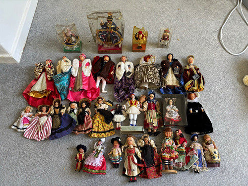 Mixed lot costume dolls - lot,