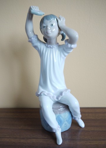 Lladro girl shampooing - ,