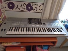 Yamaha Keyboard PSR S910 -  Silver. Great Condition Barely Used! With Stand.