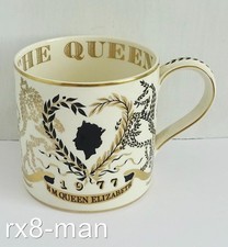 WEDGWOOD QEII 1977 SILVER JUBILEE QUEEN'S WARE MUG BY RICHARD GUYATT