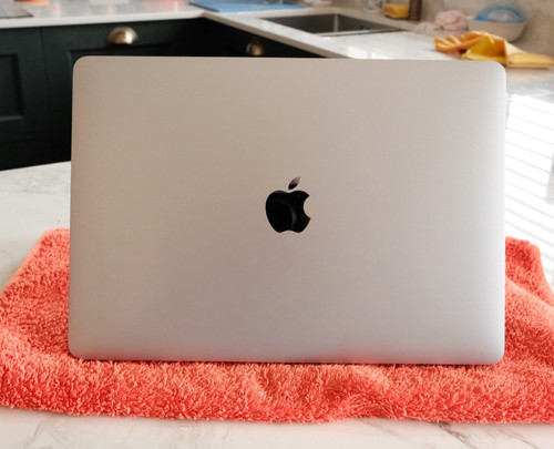 Apple mac air 6ghz - 13”,