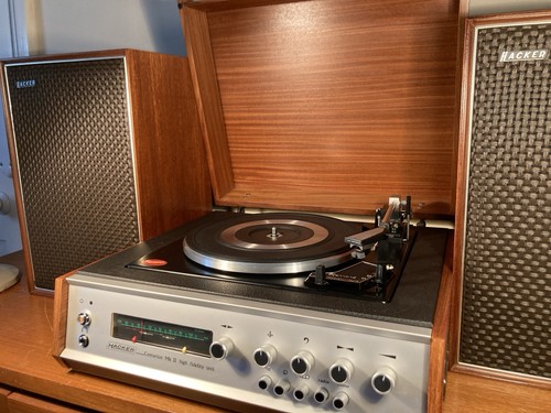 Hacker vintage record player