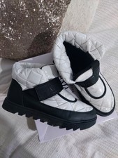 Guess Ladies Snow Style Boots, Diamond Quilted in Black and White Size 5