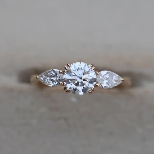Round diamond three - 2.50,