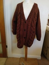 BN HAND KNITTED LADIES  SUPER CHUNKY V  NECK CARDIGAN  WITH HAT  DIFF COLS/SIZES