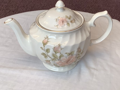 Beautiful rare sadler teapot - rare,