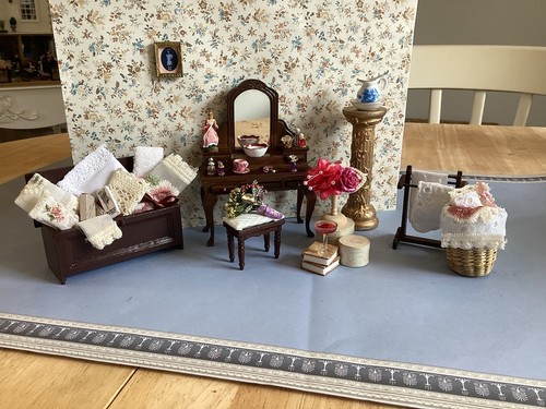 Dolls house scale - dolls,