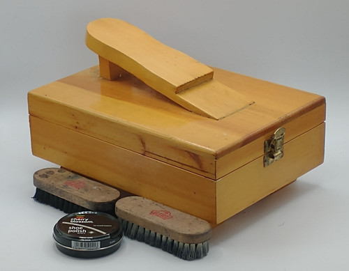 Wooden shoe shine - shoe, -hinged