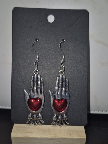 Heart hand dangle - in,