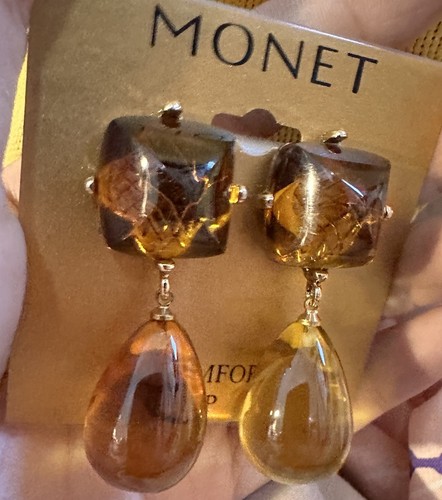 Signed vintage monet gold tone - signed,