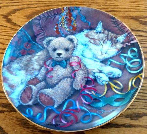 Signed sue willis plate the - ,,