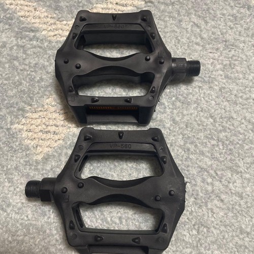 560 black flat pedal leader - black,