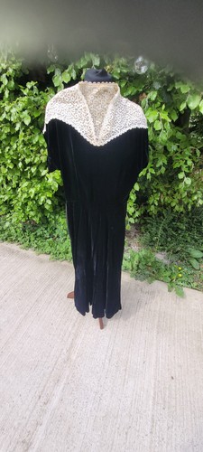 Genuine 1940s black velvet - genuine,