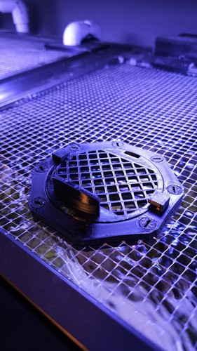 Feeding portal for mesh screen