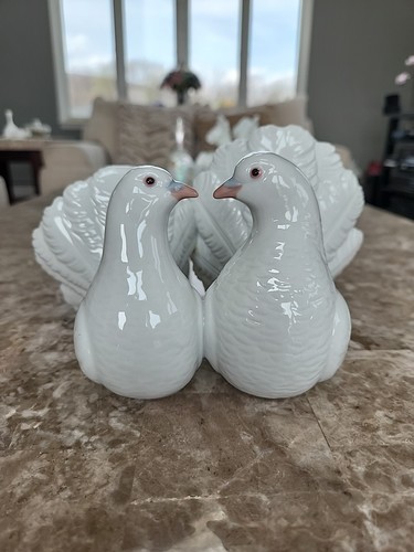 Lladro kissing love birds - kissing,