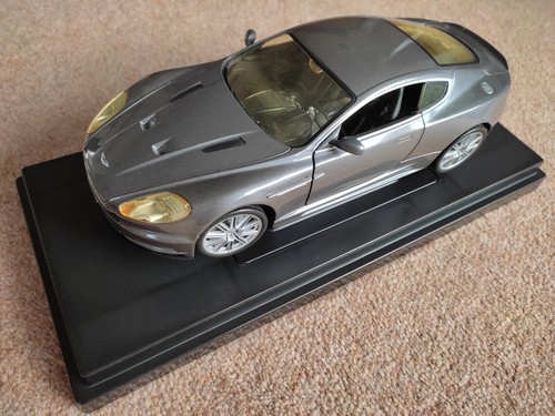Scale aston martin dbs - scale,