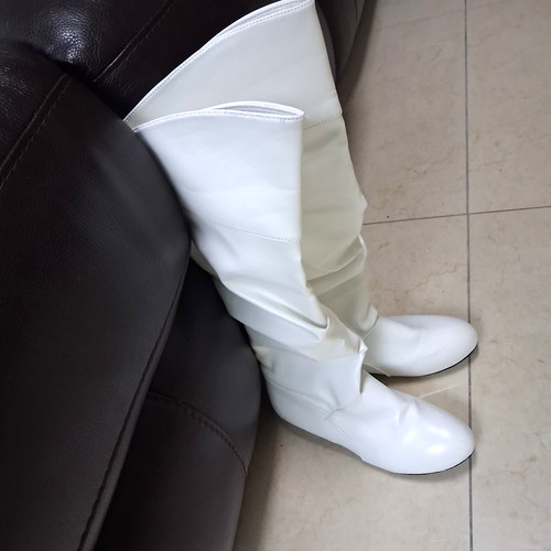 White faux leather shiny knee - faux,