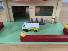 Esso shell garage - ,