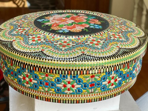 Vtg cookie round - round, tin