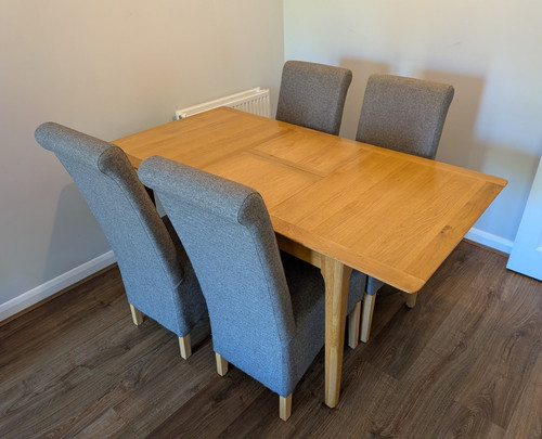 Extendable wooden dining table