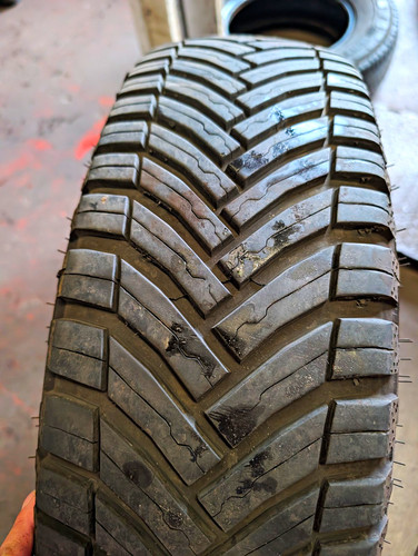 215 r16 michelin cross - cp,