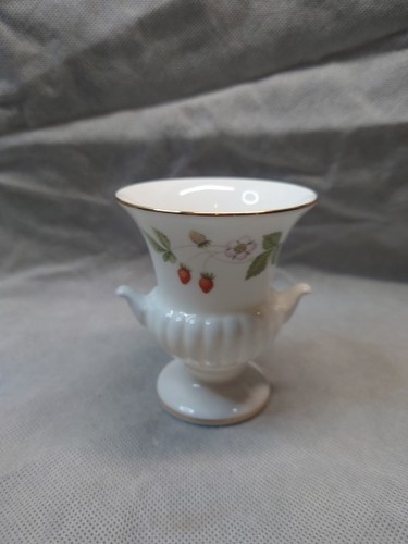 Wedgwood wild strawberry urn - strawberry,