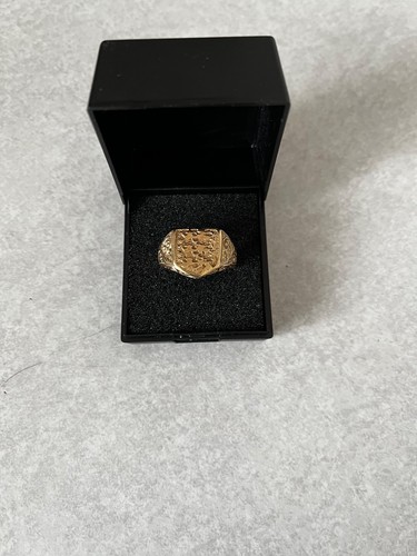 9ct gold ring three - lions, size